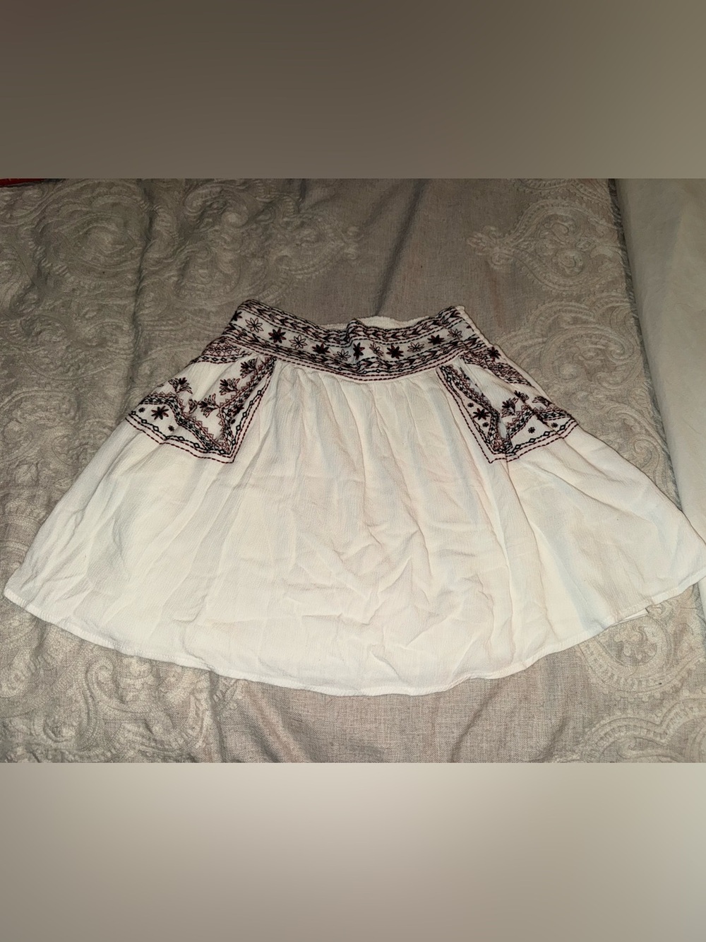NWOT Women’s Xhilaration White Skirt with Burgundy Stitching size XS